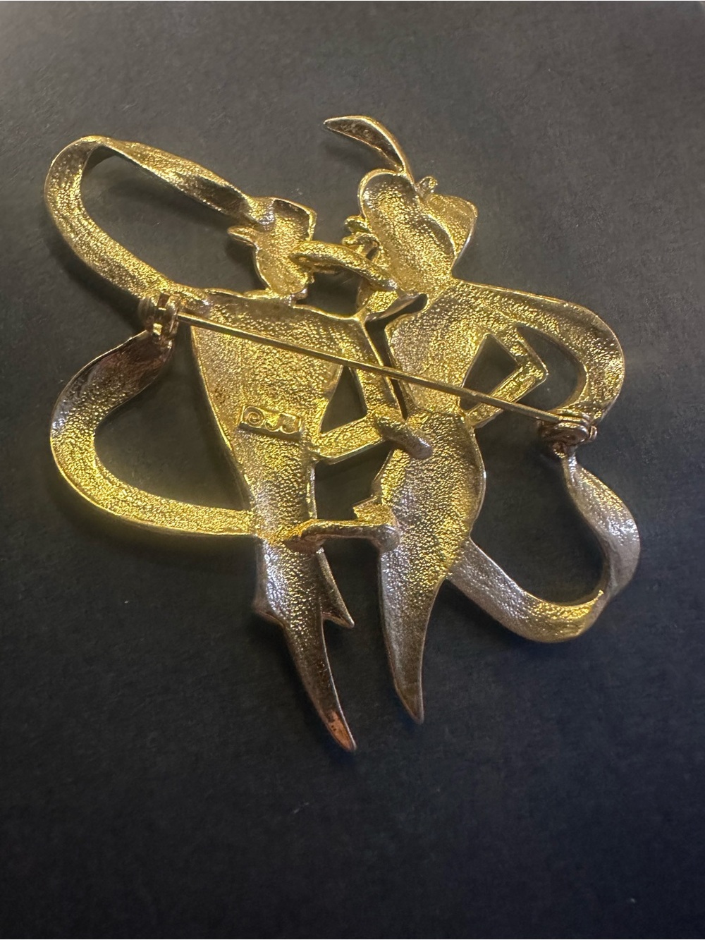 Vintage 1980 Brushed Gold-Tone Art Deco Brooch “NIGHT ON THE TOWN” - Picture 3 of 5